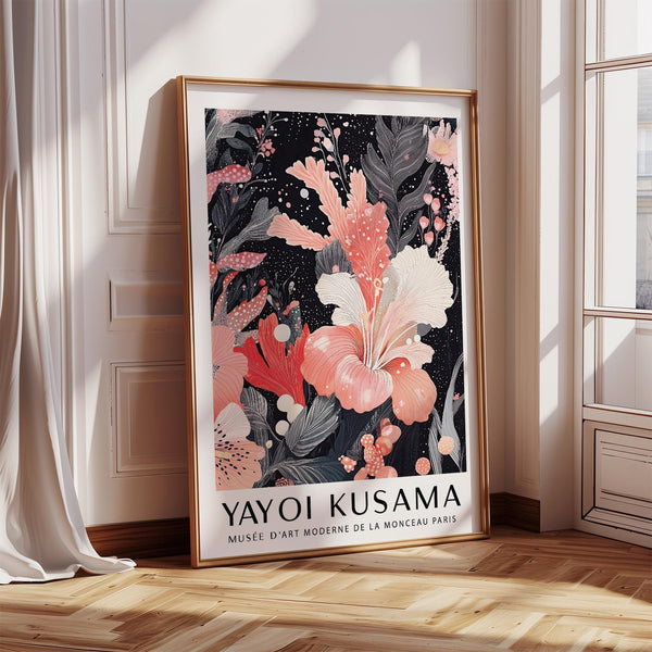 Decorazione da parete floreale nera e rosa con grandi hibiscus e accenti botanici