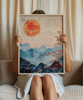 Tranquilla stampa artistica giapponese di montagna con tonalità blu sfumate e sole rosso caldo.