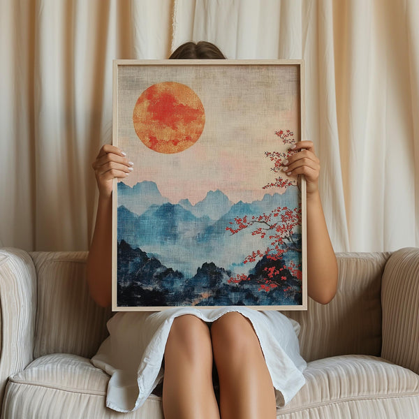 Tranquilla stampa artistica giapponese di montagna con tonalità blu sfumate e sole rosso caldo.