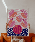 Moderna decorazione murale con piante tropicali caratterizzata da foglie tropicali rosa e pois blu, perfetta per decorare le pareti della cucina.