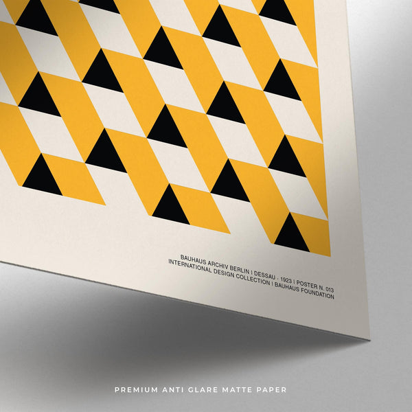 Primo piano del motivo triangolare nel poster Bauhaus del 1923 con una struttura modernista audace.