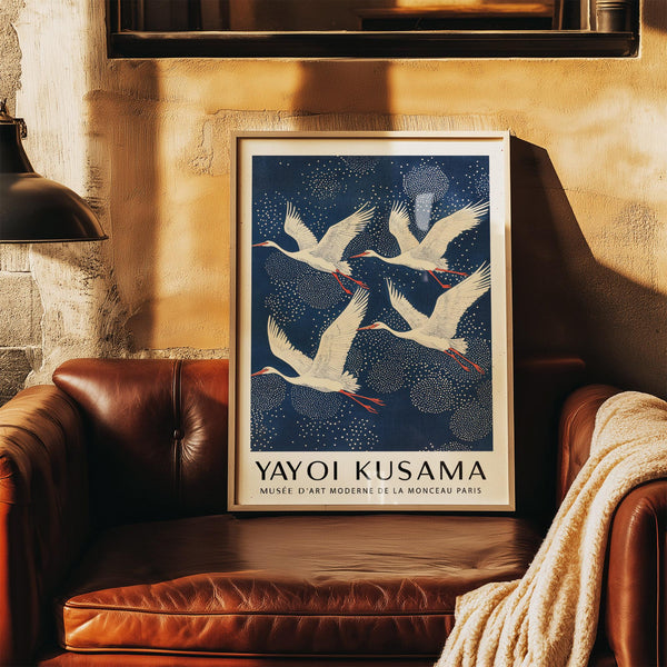 Stampe minimaliste blu e bianche che raffigurano uccelli in volo con un design pulito.