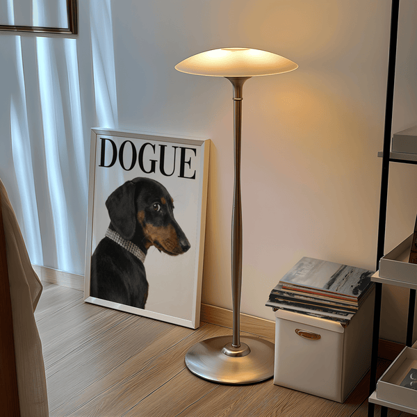 Stampa artistica con bassotto in posa elegante, colori neri, perfetta per lo studio