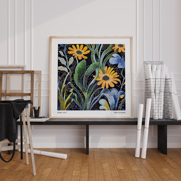 Stampa floreale giapponese dettagliata con fiori gialli e petali blu astratti.