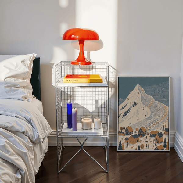 Stampa artistica giocosa con tema montagna invernale, blu, arancione, beige per il salotto