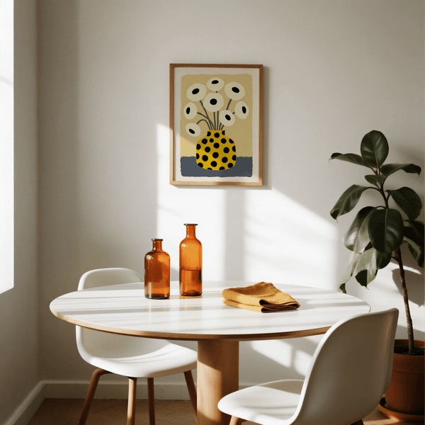 Elegante poster con vaso giallo in giallo, nero, beige e blu per decorare la parete della tua angolo lettura