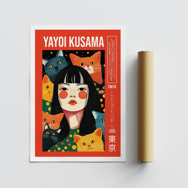 Poster artistico eccentrico con ragazza dai capelli neri ed espressioni surreali di gatti.