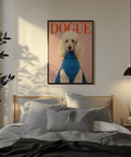 Stampa Dogue Poodle con maglione blu, sfondo rosa, perfetta per la camera da letto