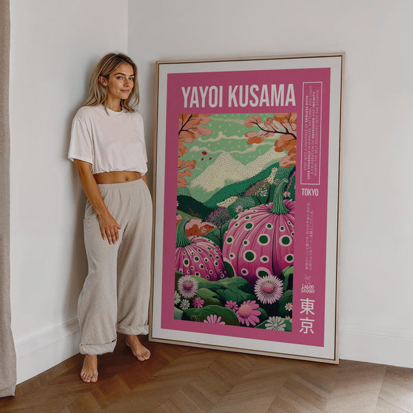 Foglie autunnali e fiori primaverili si fondono in questa decorazione da parete dai toni rosa.