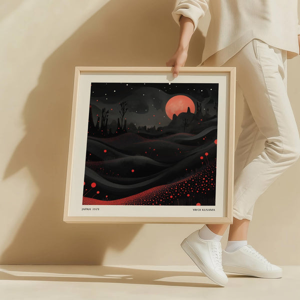 Terreno ondulato e luna rossa raffigurati in un'opera d'arte murale dall'atmosfera malinconica