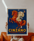 Stampa artistica Cinzano con tonalità blu, giallo e rosso per decorare le pareti della sala da pranzo