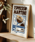 Stampa Kitchen Espresso Martini con tonalità marroni e blu per decorare le pareti