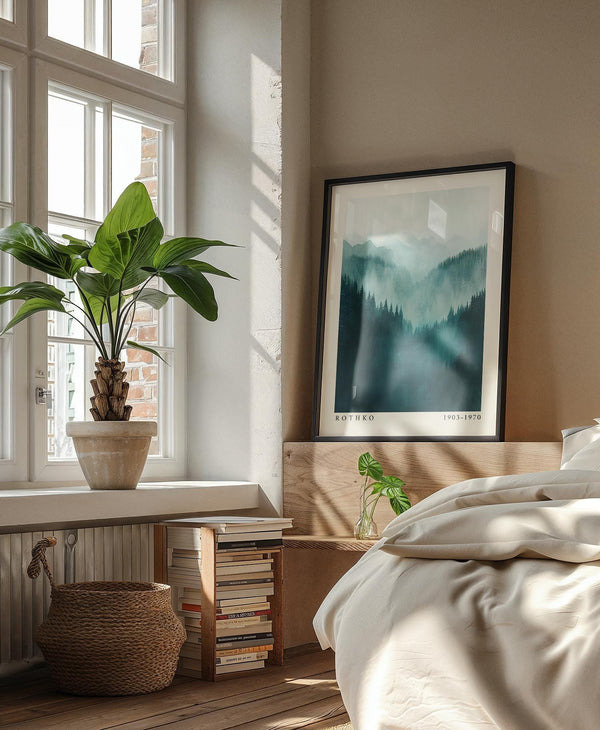 Decorazione murale con motivi montani nei toni del verde acqua e blu navy con texture astratta.