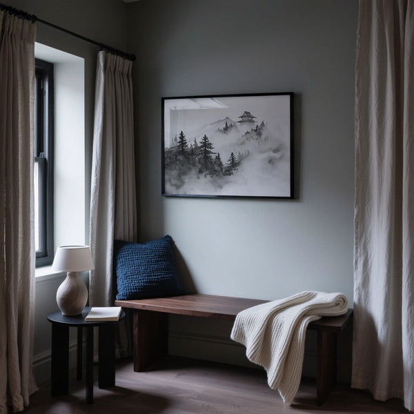 Arte minimalista di montagna con colline stratificate e nebbia che circonda l'architettura tradizionale.