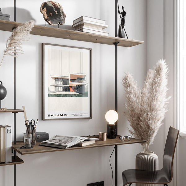 Poster di architettura Bauhaus raffigurante una casa angolare e lunghe ombre.