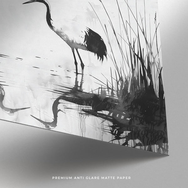 Arte giapponese raffigurante una gru con riflessi e canneti, stampa minimalista di uccelli.