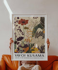 Poster botanico con stampa di Yayoi Kusama nei caldi toni del terracotta e dell'oro