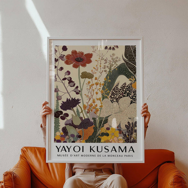 Poster botanico con stampa di Yayoi Kusama nei caldi toni del terracotta e dell'oro