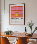 Stampa raffigurante il cocktail Tiki Mai Tai utilizzata come decorazione murale retrò per bar con design tropicale.