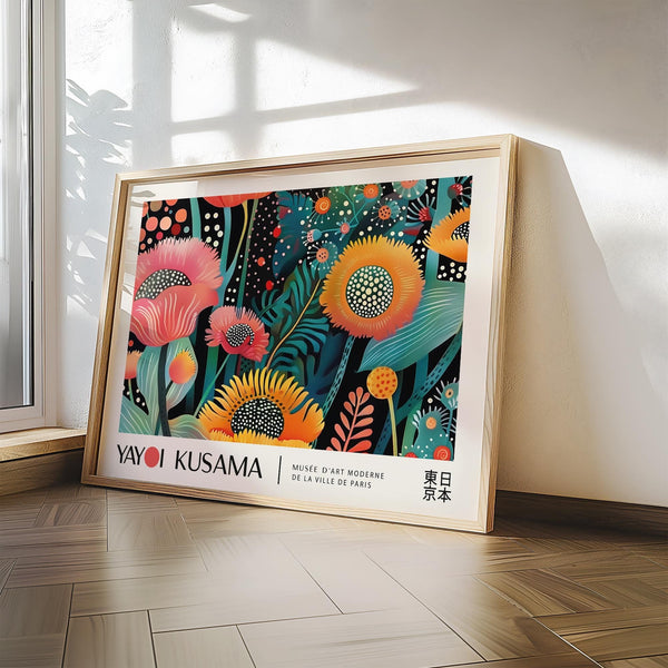 Contemporanea decorazione murale floreale con sfondo nero e fiori dai colori vivaci

