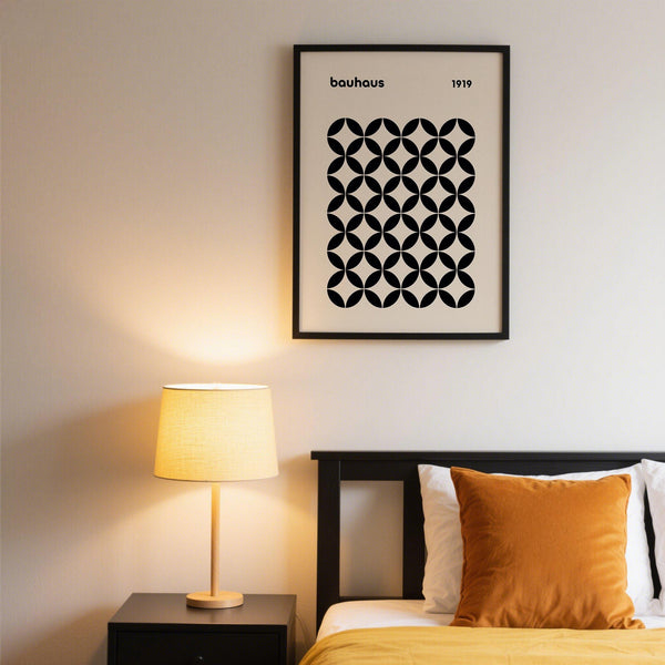 Stampa da parete beige e nera in stile metà secolo per interni moderni, caratterizzata da una simmetria geometrica.