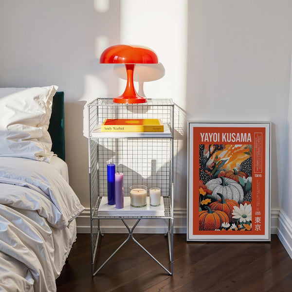 Zucche arancioni e bianche protagoniste di un'opera d'arte ispirata alla stampa con zucche di Yayoi Kusama.