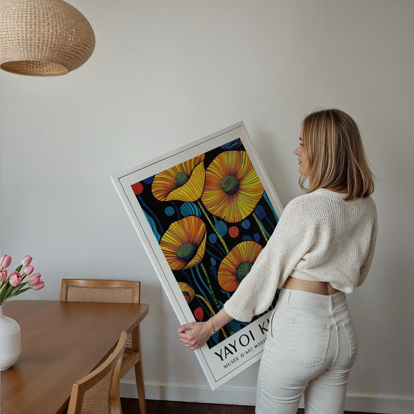 Arte dei papaveri con elementi floreali colorati e contorni decisi.