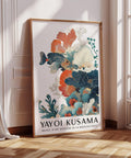 Poster artistico con pesci tropicali in calde tonalità sottomarine e pois di Kusama