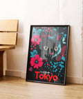 Arte giapponese con tema Tokyo raffigurante un gatto su sfondo floreale e gatto nero