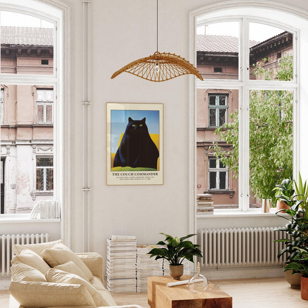 Divertente gatto nero seduto su una sedia gialla, moderna decorazione da parete.