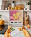Decorazione contemporanea da parete per bar che mette in mostra divertenti cocktail a base di gin