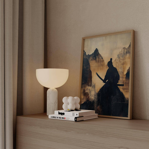 Stampa artistica giapponese dai toni tenui raffigurante una figura serena di samurai