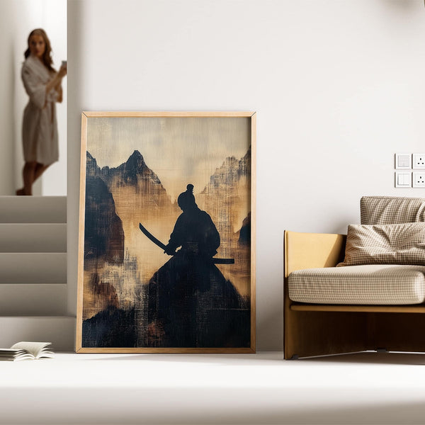 Poster minimalista con silhouette di samurai dai toni terrosi