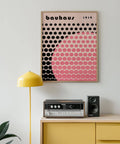 Poster minimalista in stile Bauhaus con vivaci tonalità rosa