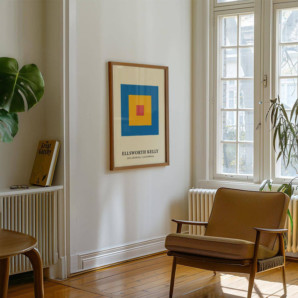 Soggiorno decorato con poster artistici minimalisti colorati