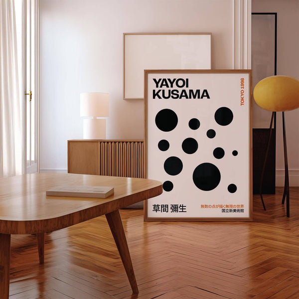 Iconica stampa minimalista a pois di Yayoi Kusama, perfetta per i salotti
