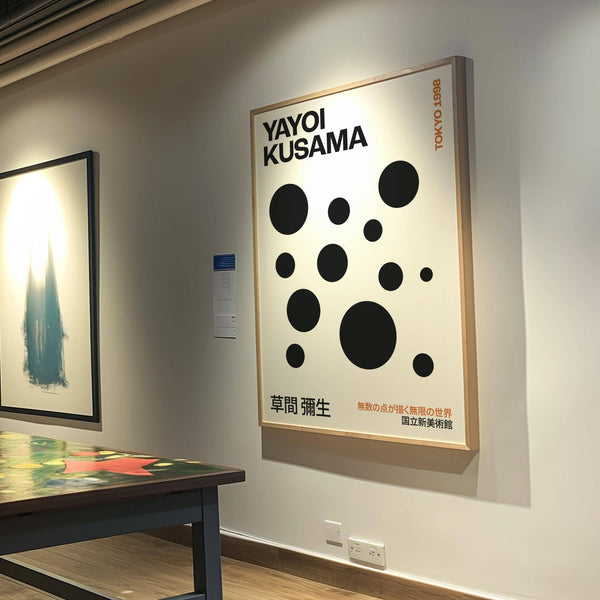 Abstract Polka Dots Opera d'arte di Yayoi Kusama che valorizza l'arredamento dell'ufficio