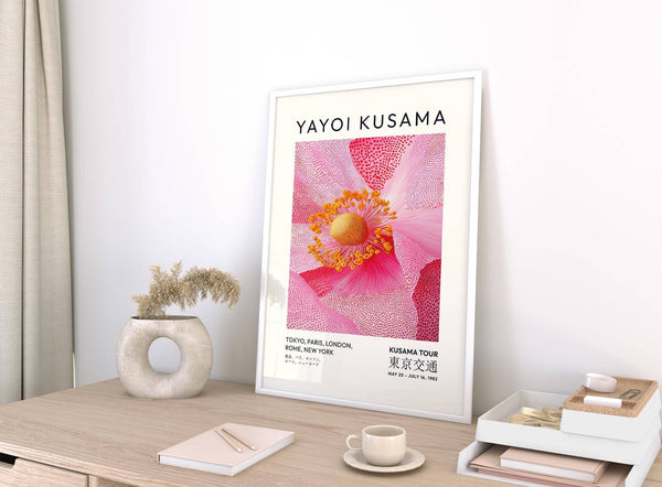 Quadro astratto con motivi floreali rosa e accenti gialli e neri