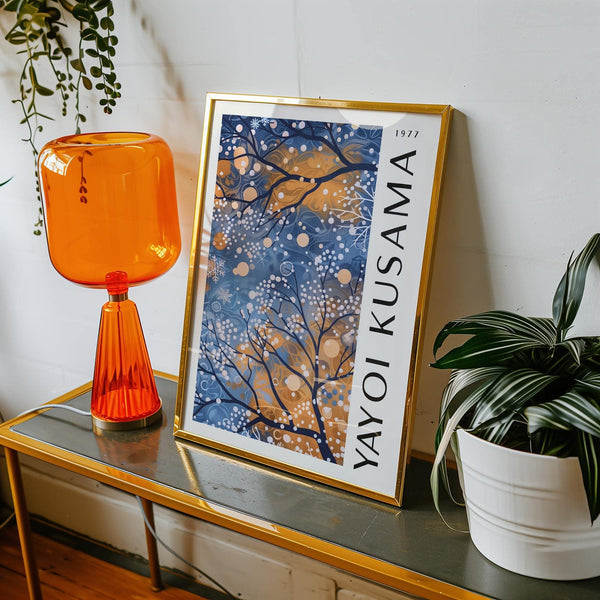 Elegante decorazione da parete blu per soggiorno con composizione di Yayoi Kusama