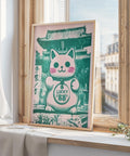 Parete dell'ufficio decorata con stampe giapponesi di Maneki Neko, simbolo di buona fortuna
