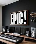 Poster in bianco e nero con il termine EPIC scritto in caratteri grassetti