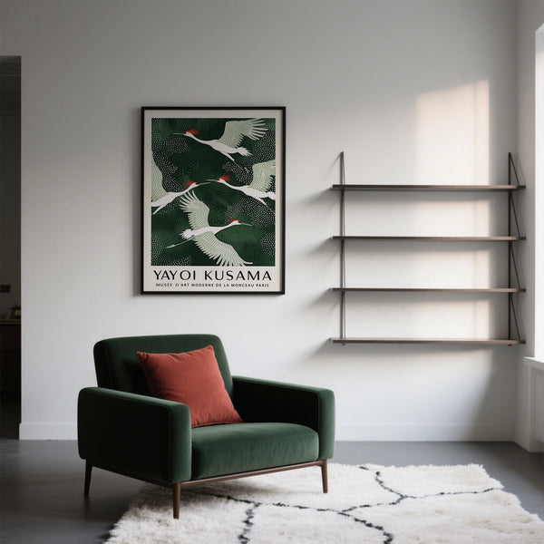 Soggiorno moderno con poltrona verde, cuscino rosso e opera d'arte di Yayoi Kusama.